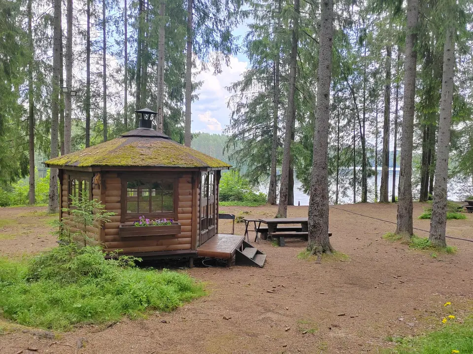 Уютная беседка с грилем и мангалом
