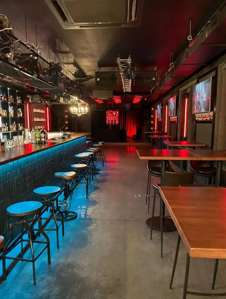 Сцена для мероприятий в Deca Room Bar