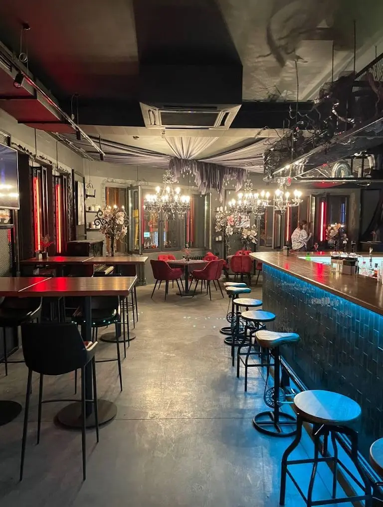 Уютная атмосфера в ресторане Deca Room Bar