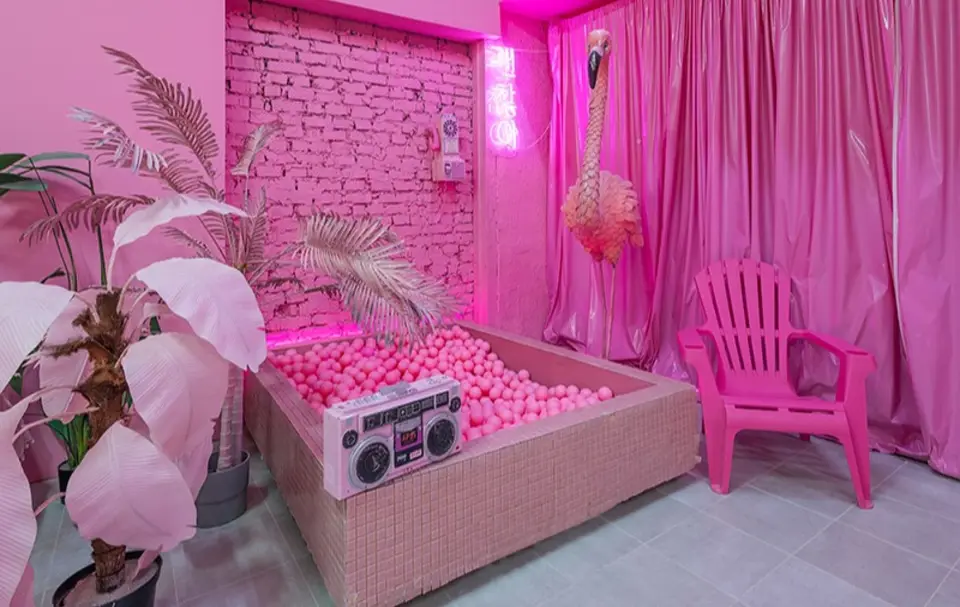 Внутренний вид Pink Photo Studio с панорамными окнами