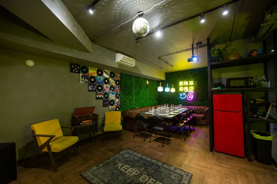 Столовая зона в Radiola Loft на Бауманской