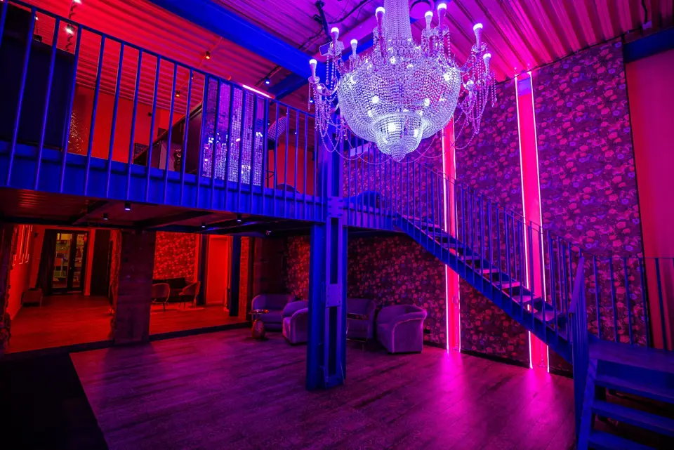 Интерьер Candy Loft с панорамными окнами