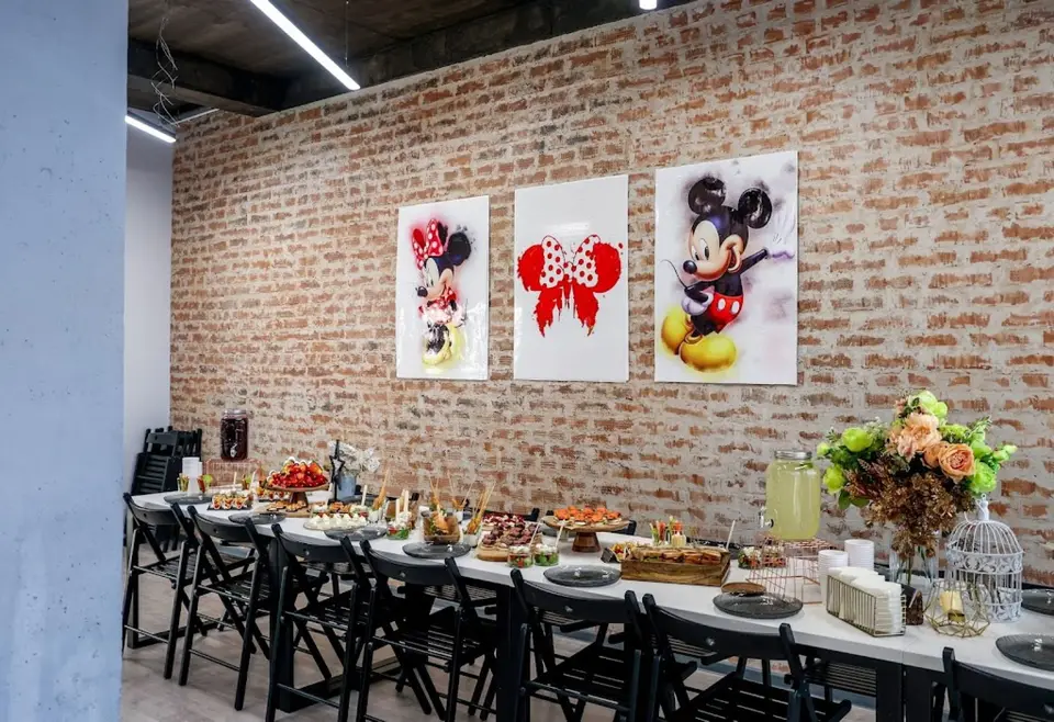 Барная стойка в зале Loft Mary