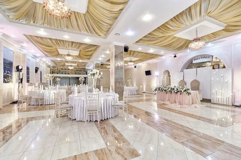 Сцена в банкетном зале Buta Palace