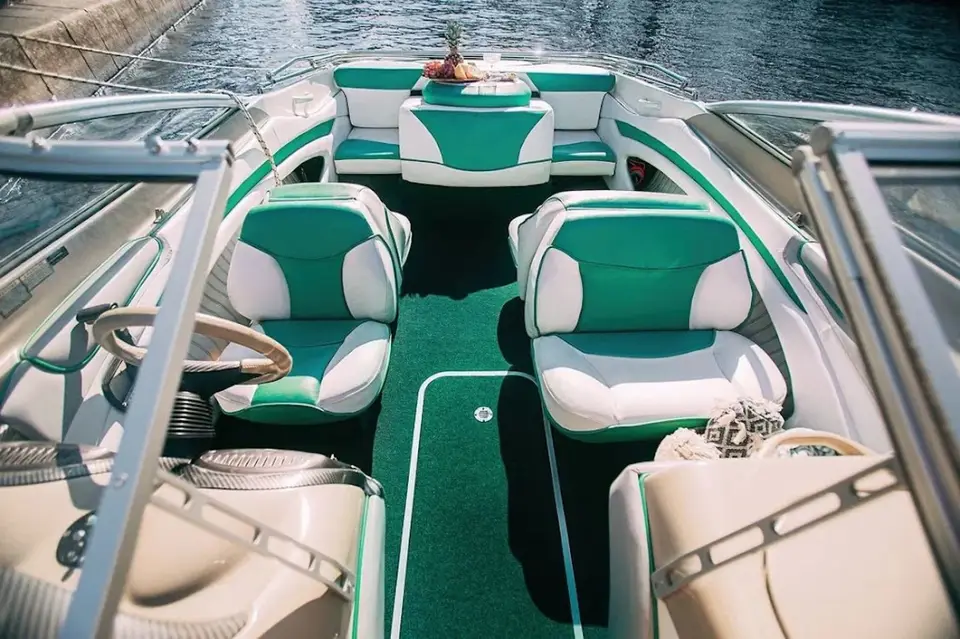 Корабль YES BOAT на воде