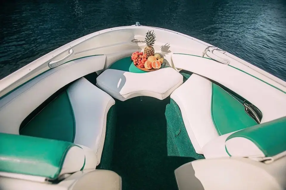 Корабль YES BOAT с видом на город