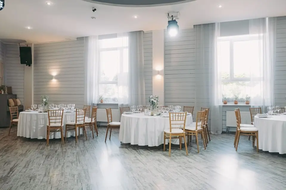 Уютный интерьер банкетного зала HOME