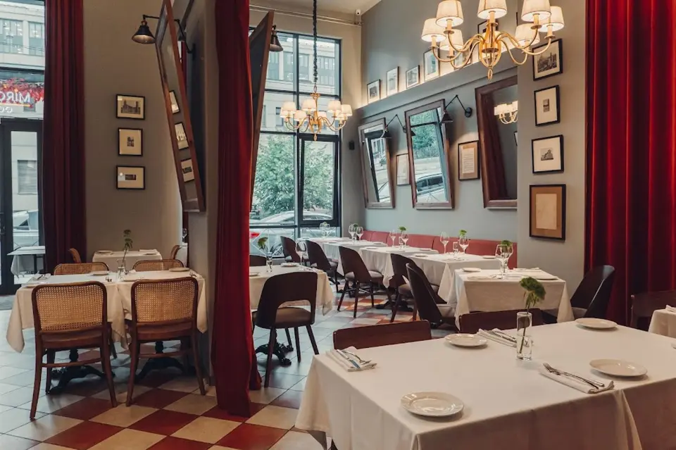 Сервировка стола в ресторане Mircuccio Osteria