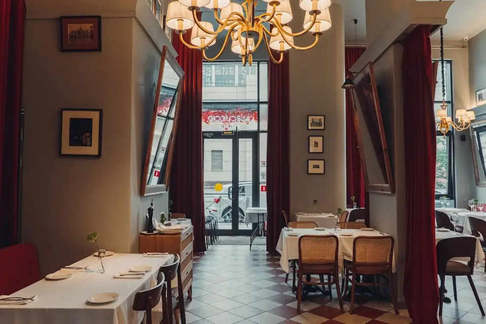 Проектор в банкетном зале ресторана Mircuccio Osteria
