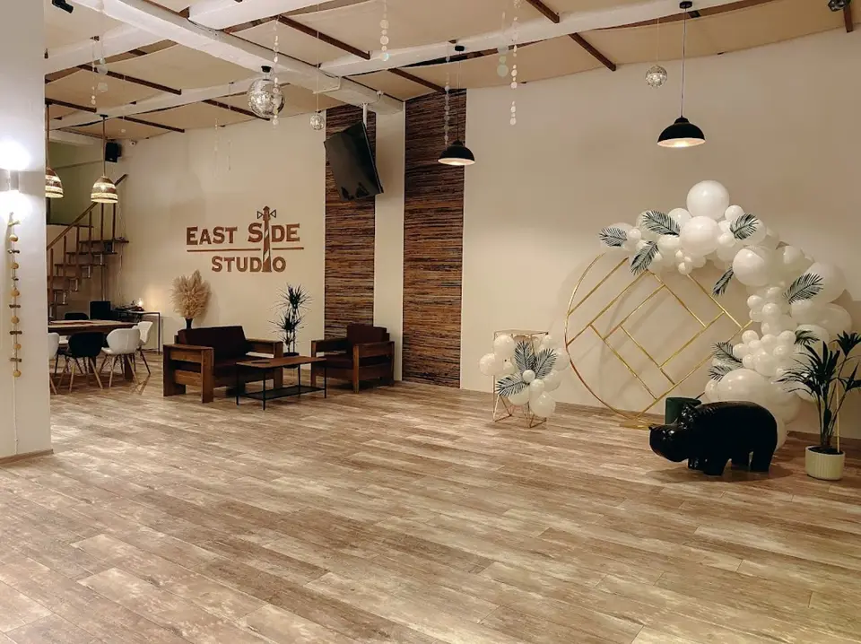 Интерьер East Side Loft с большими окнами