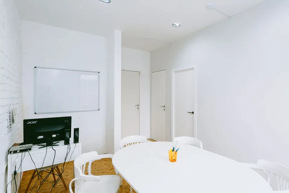 Рабочая зона в переговорах Room 2