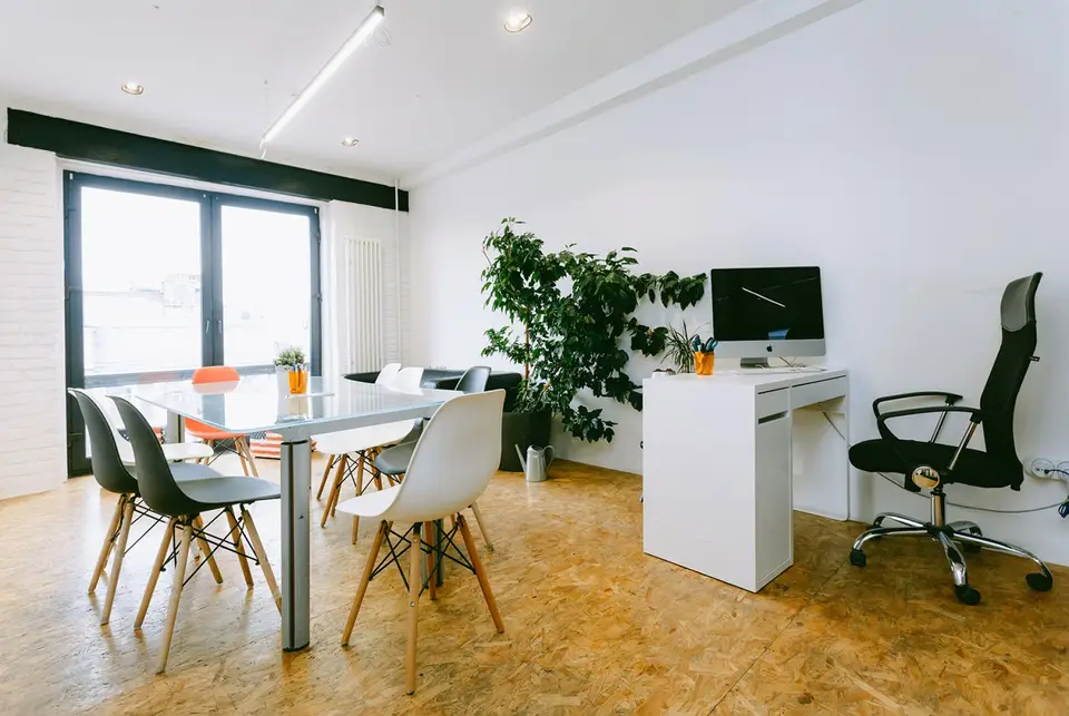 Современное оборудование в переговорной Room 7