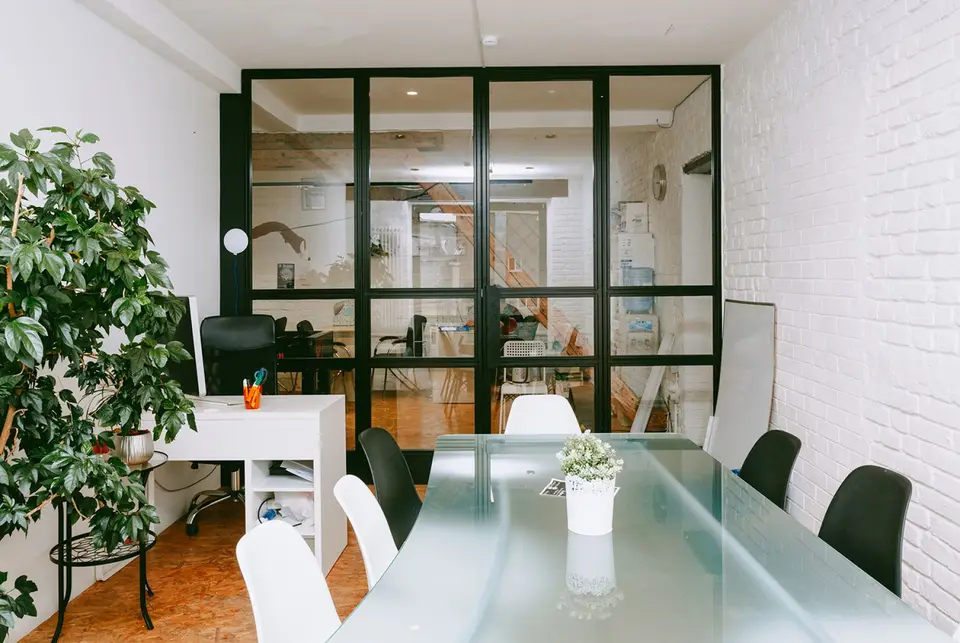 Комфортная атмосфера в переговорной Room 7