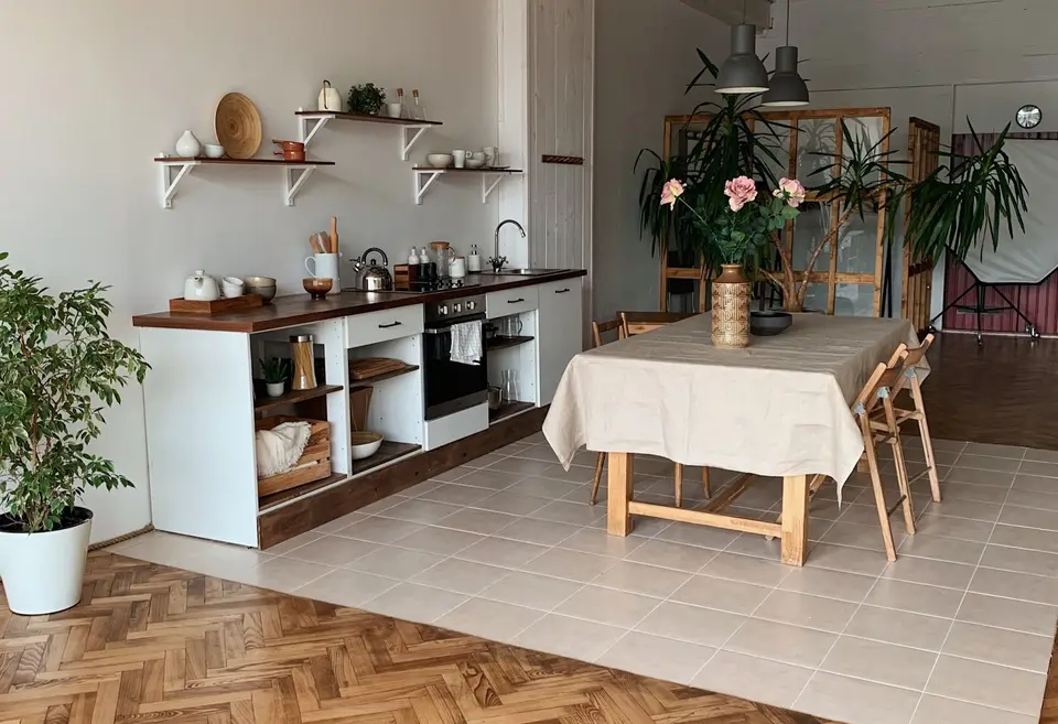 Солнечная гостиная лофта Paris