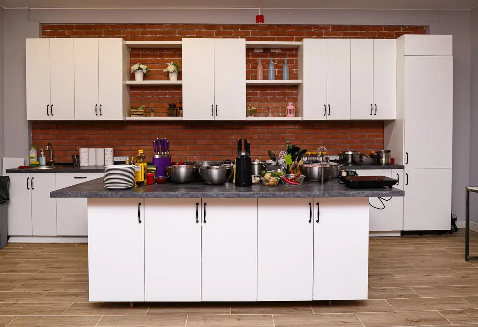 Кухня с островком в Get Loft на Бауманской