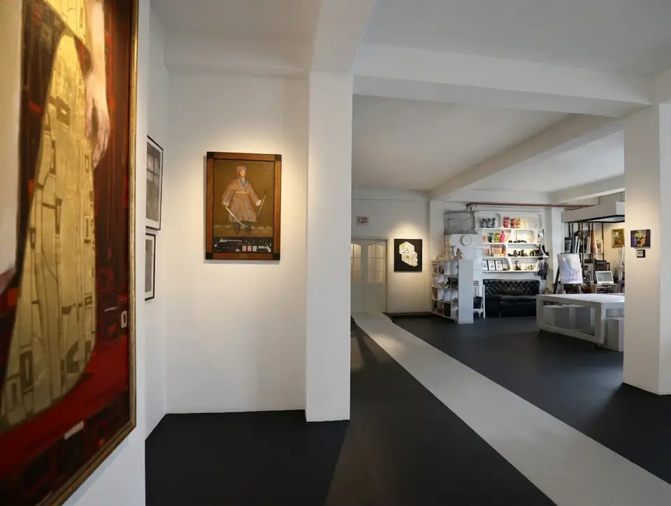 Сцена для мероприятий в лофте Secret Gallery