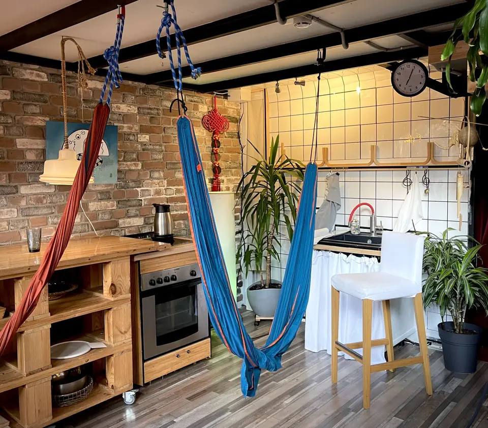 Интерьер Yuka Loft с панорамными окнами и зелеными растениями
