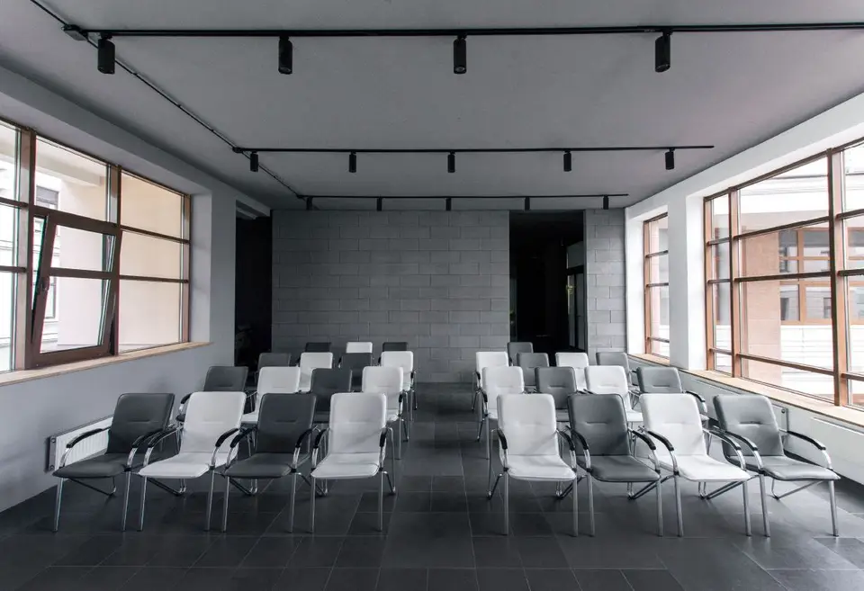 Фойе конференц-зала PLART