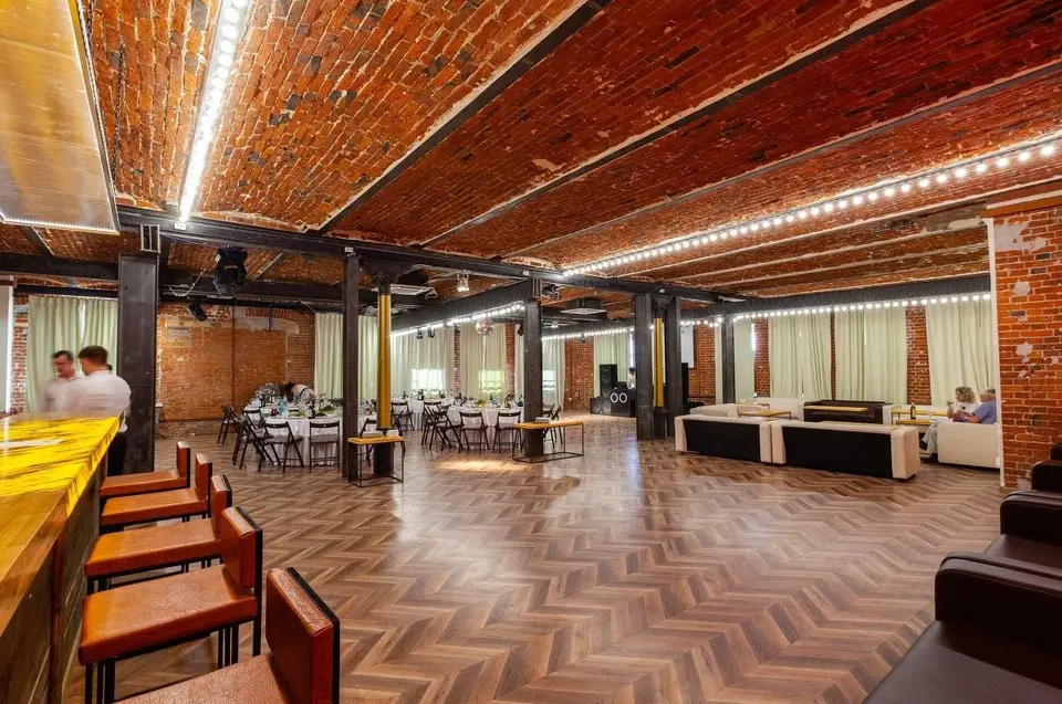 Барная зона с ониксовой столешницей в Loft 300
