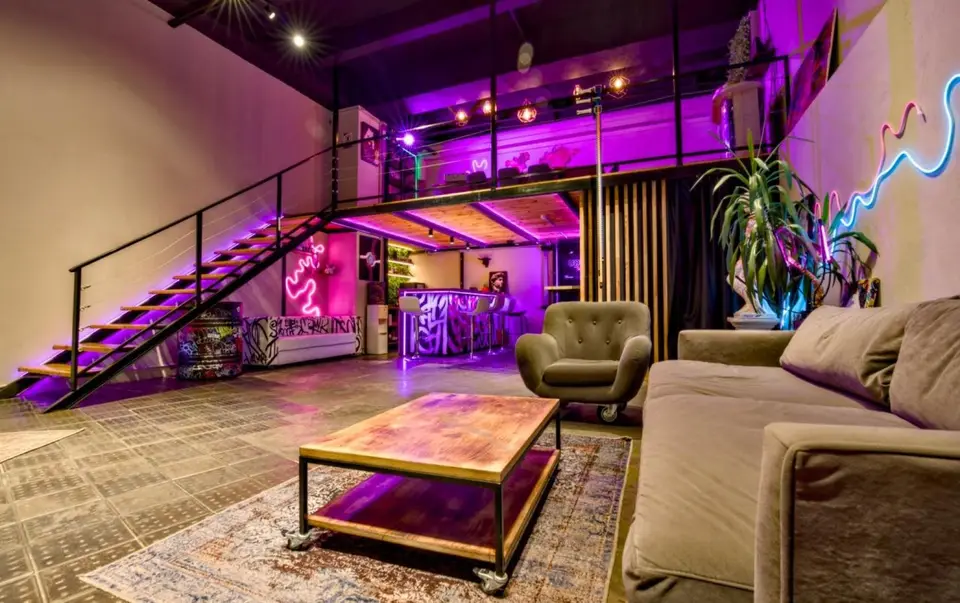 Интерьер Neon Space Loft с панорамными окнами