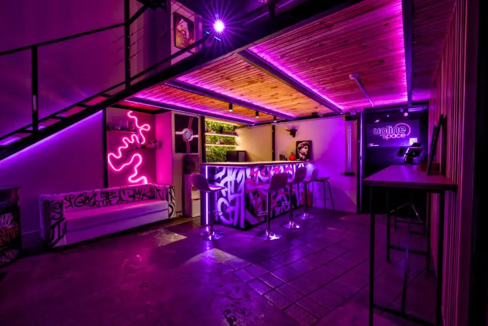 Коктейльная зона в Neon Space Loft