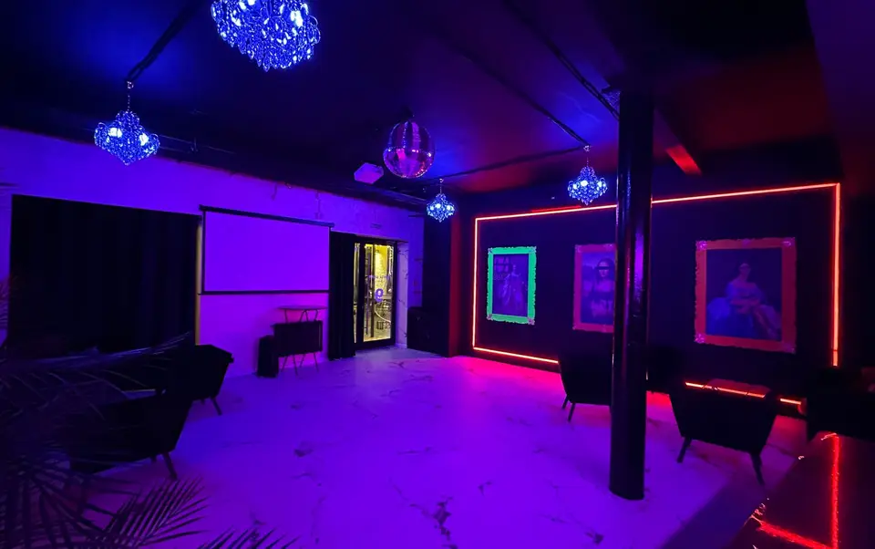Интерьер лофта Swan Loft с дизайнерской подсветкой