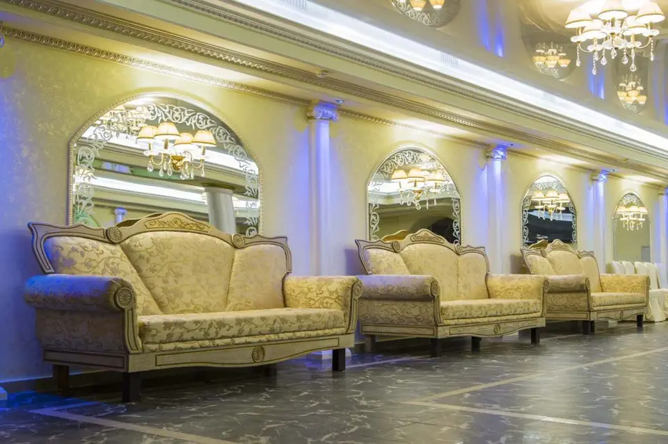 Сцена в банкетном зале Garden Hall