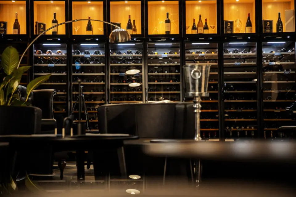 Внутренний дворик лофта Kapital Bar