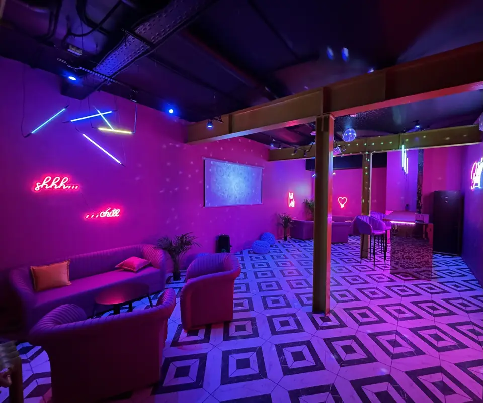 Интерьер Prisma Loft с неоновыми композициями