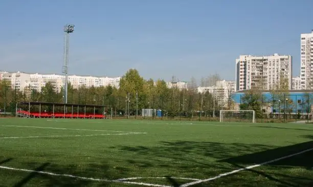 Трибуны на футбольном поле в парке «Братиславский»