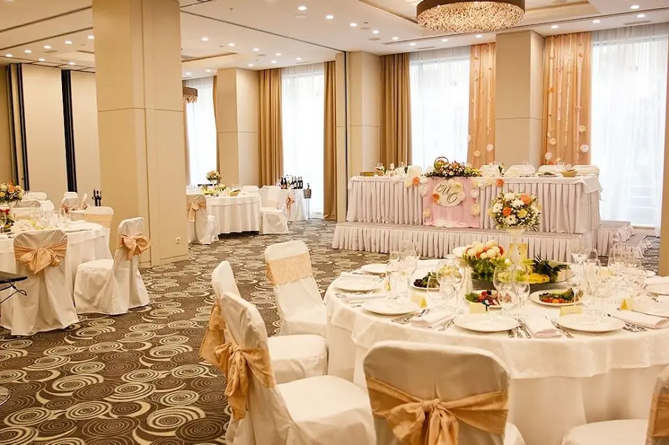 Сцена в банкетном зале Ramada