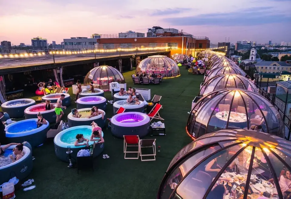 Уютные кресла и диваны в шатре RoofTop