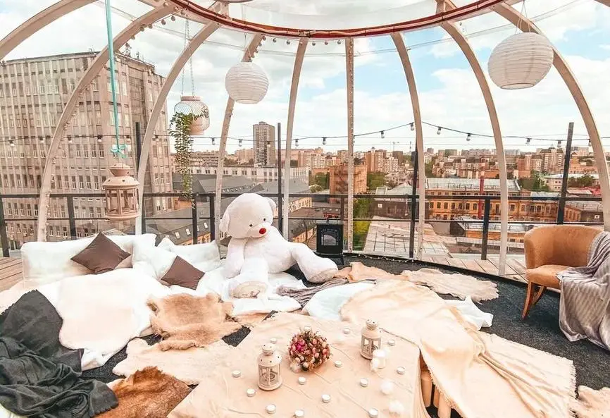 Шатер RoofTop с большими столами для мероприятий
