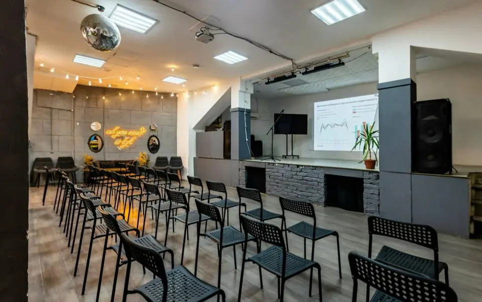 Лофт Туман — интерьер с высокими потолками