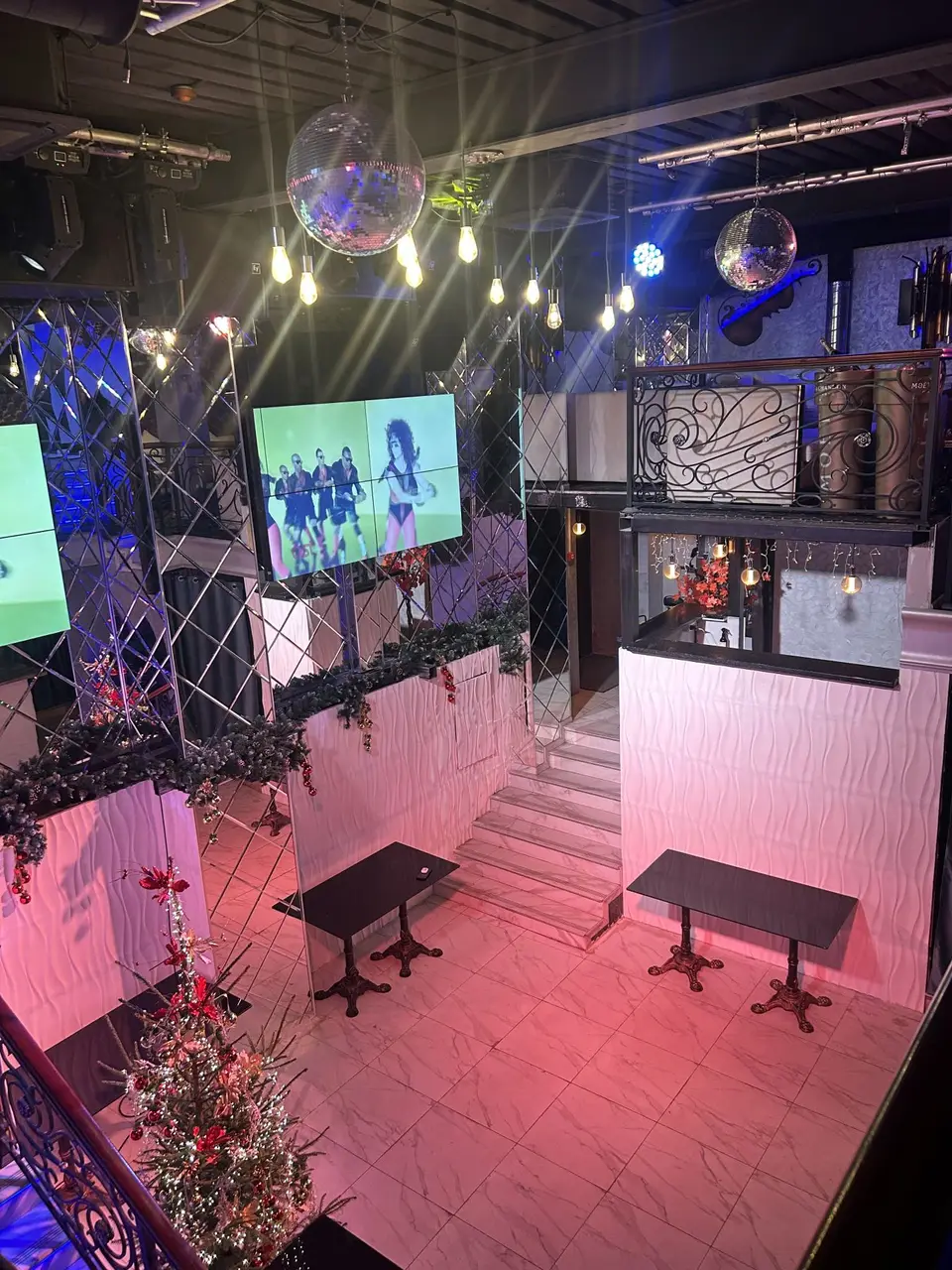 Кухня и барная стойка в VERO_LOFT
