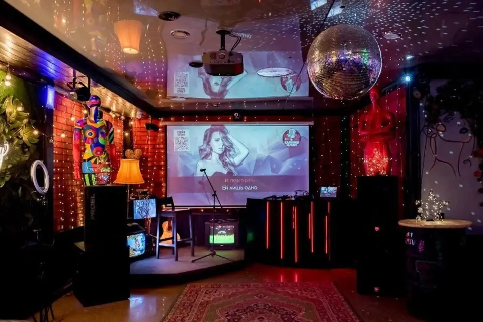 Стильный интерьер лофта NeonLoft