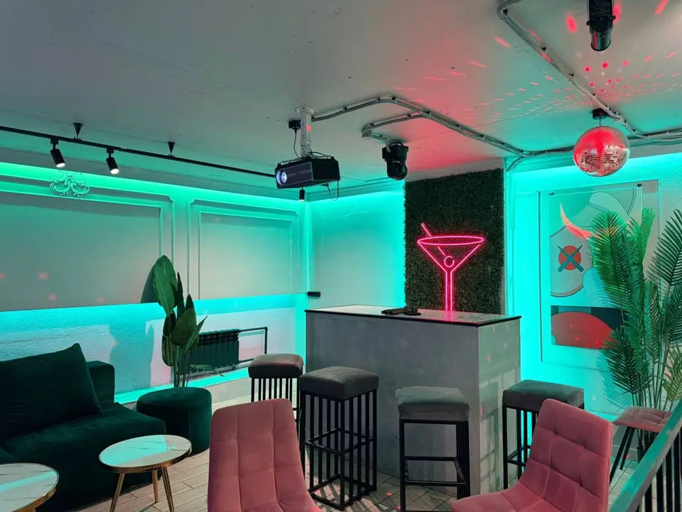 Комфортные зоны для отдыха в лофте COCTAILS