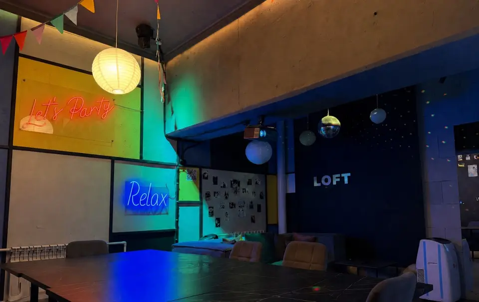 Лофт KOREAN NIGHT с неоновым освещением
