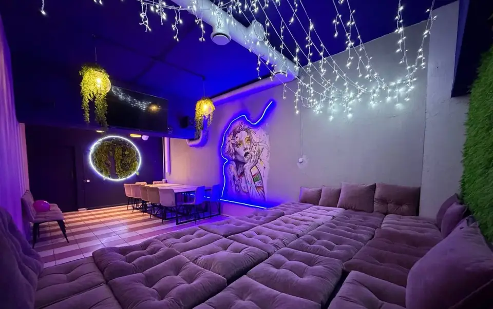 Уютный лофт PILLOW с неоновой подсветкой