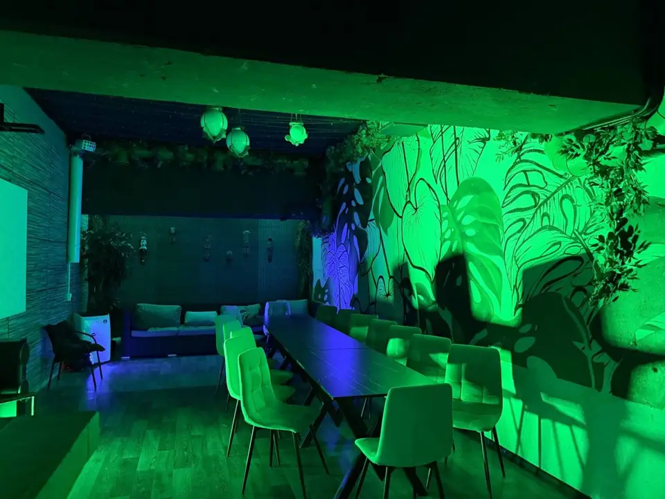 Интерьер лофта TROPIC с неоновым освещением