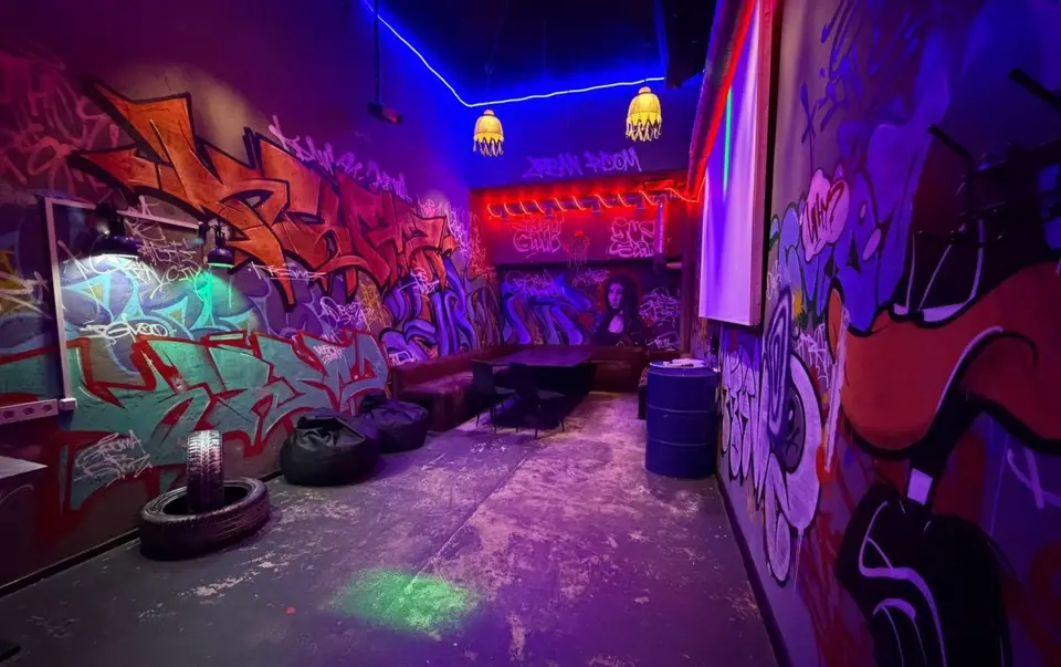 Лофт ASPHALT в стиле StreetART - интерьер с неоновым освещением