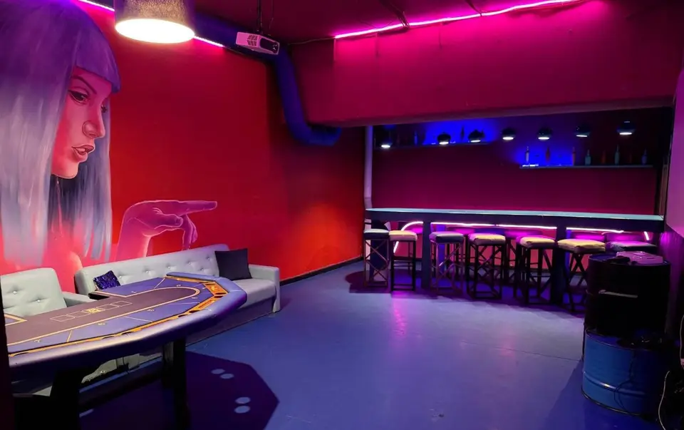 Интерьер неонового лофта NEON LOUNGE