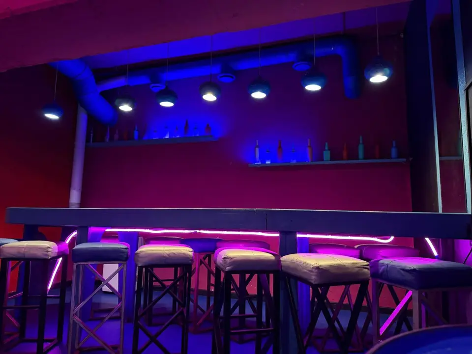 Столы и стулья в лофте NEON LOUNGE