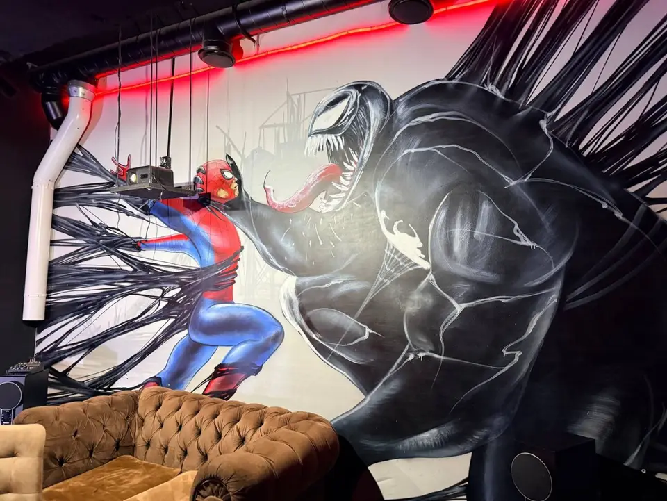 Проектор для презентаций в лофте SYMBIOTE