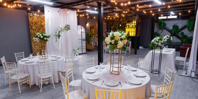 Изображение статьи: Как выбрать площадку для свадьбы и не переплатить за «свадебный» ценник