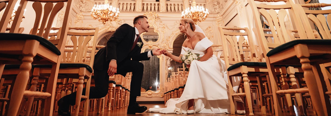 Площадка для фотосессии на свадьбе со светлым залом и большим окном