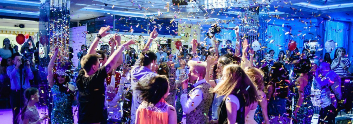 Готовая площадка для вечеринки под ключ с настроенным светом и музыкой