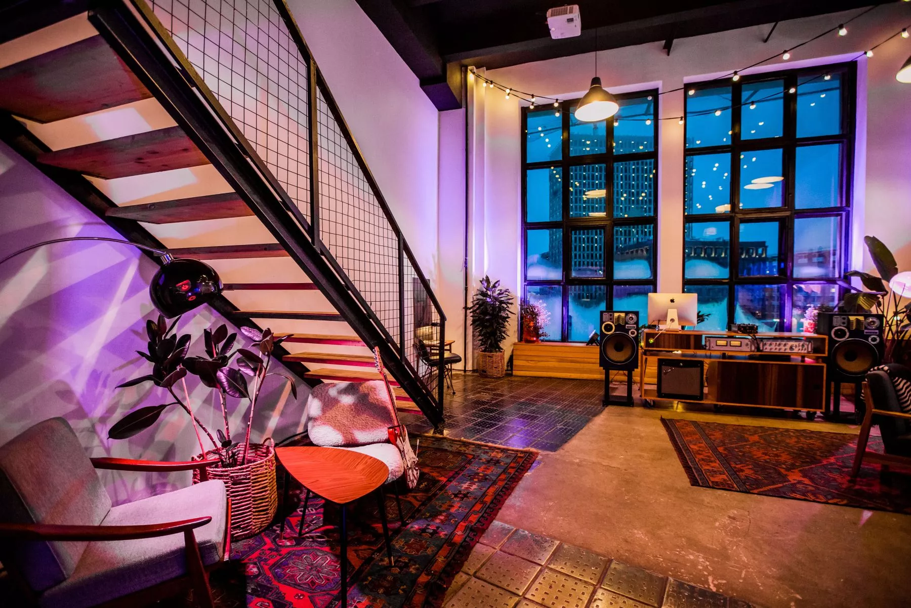 Фото площадки Двухуровневое арт-пространство Room 404 с панорамными окнами: изображение 3