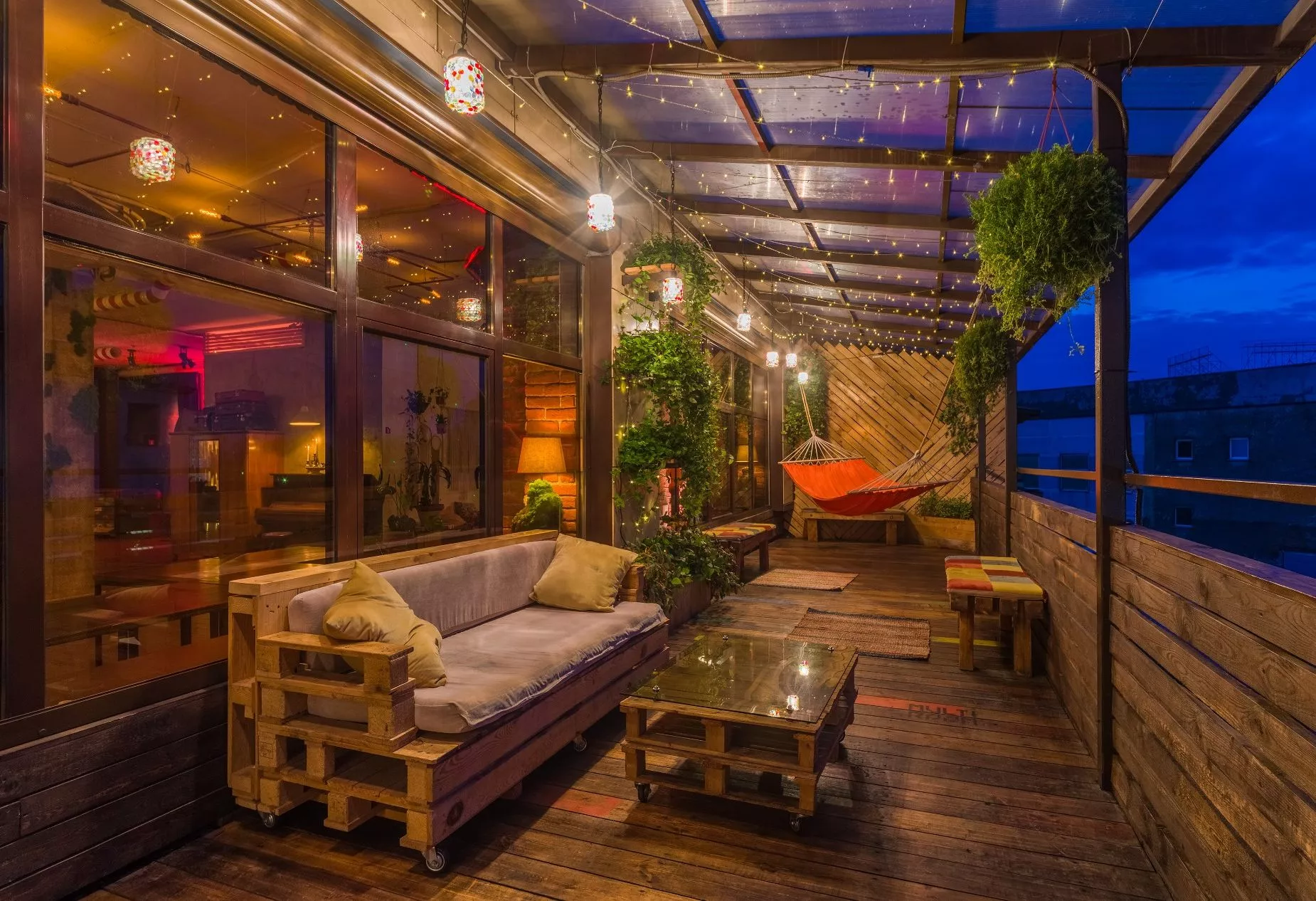 Фото площадки Лофт MULTIROOM с верандой и полным оснащением для вечеринок и праздников: изображение 2