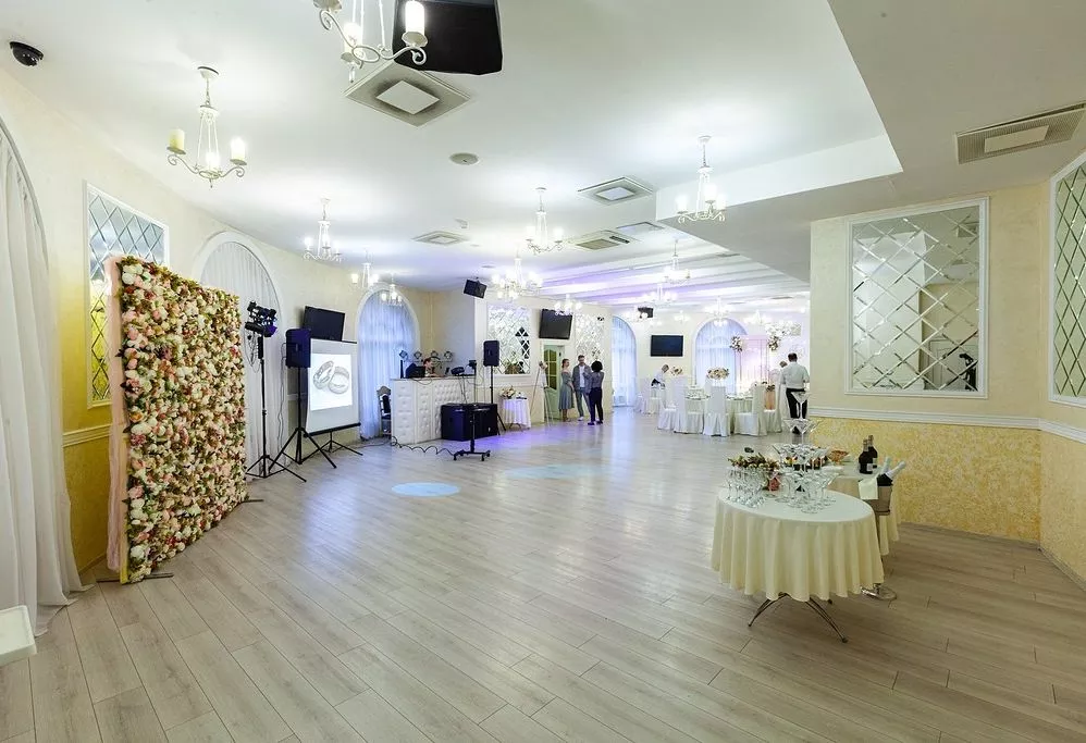 Фото площадки Малый светлый зал на первом этаже банкетного комплекса для мероприятий на ВДНХ: изображение 2